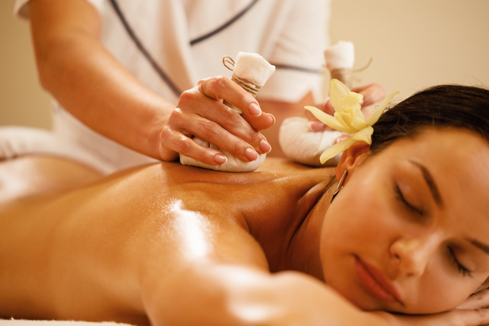 Potli Massage at Vedic Premium Spa